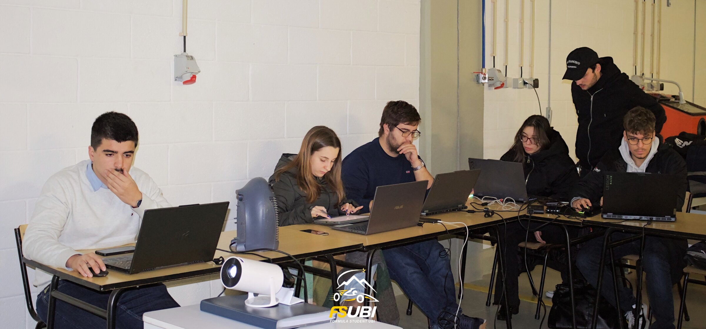 Membros da equipa FSUBI a trabalhar no protótipo